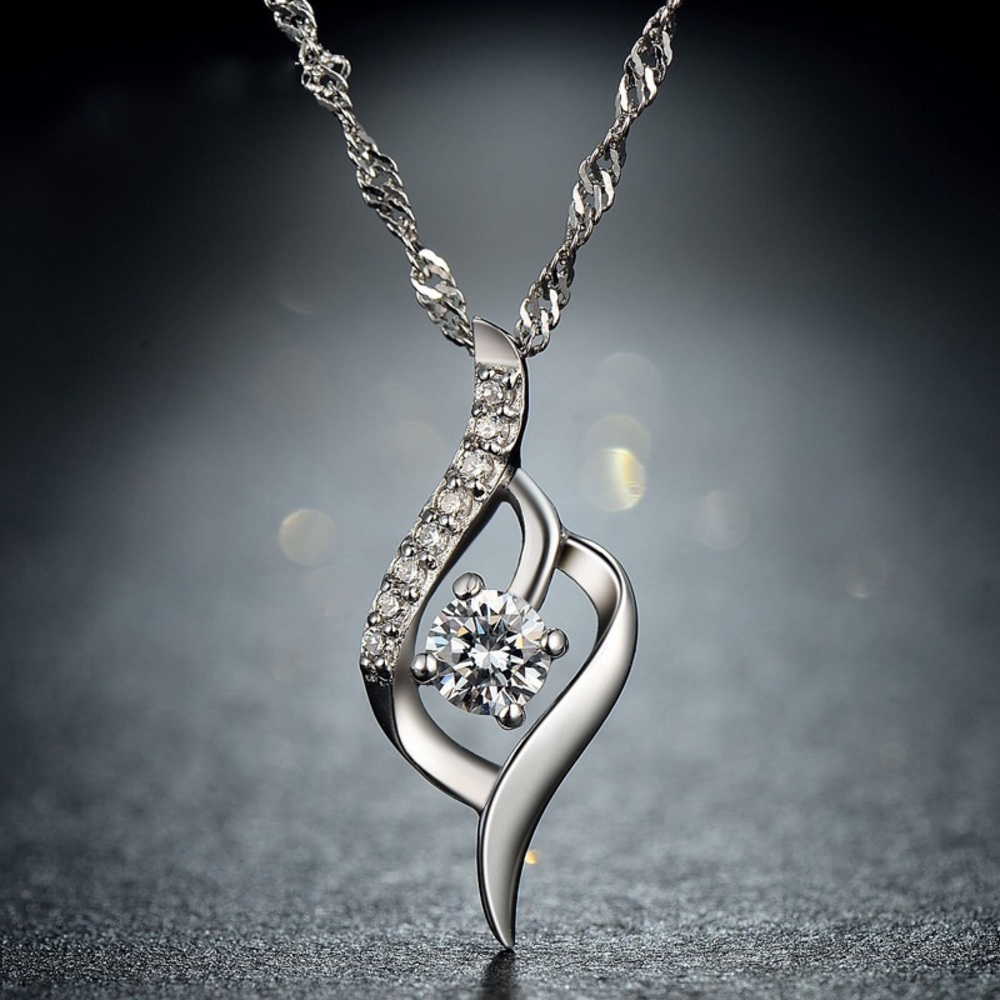 925 silver necklace with zirconia pendant.